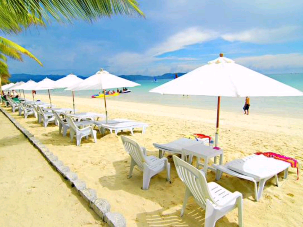 坐海边享受生活