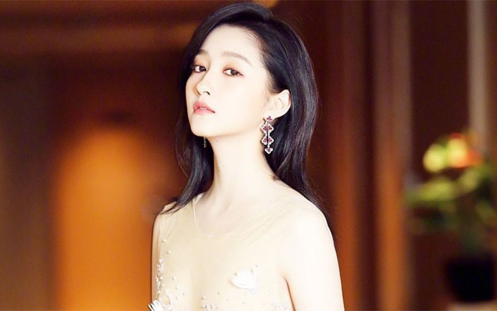 关晓彤胆子有多大?透明裙子仅靠几朵花遮挡,网友:能不能摘下来