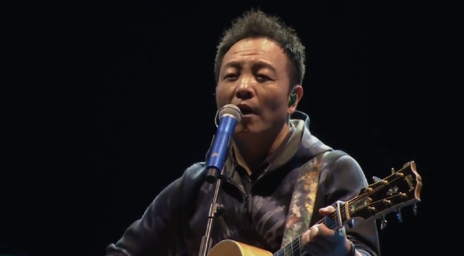 许巍《蓝莲花》演唱会现场版,经典好听,中国摇滚乐坛的常青树_哔哩