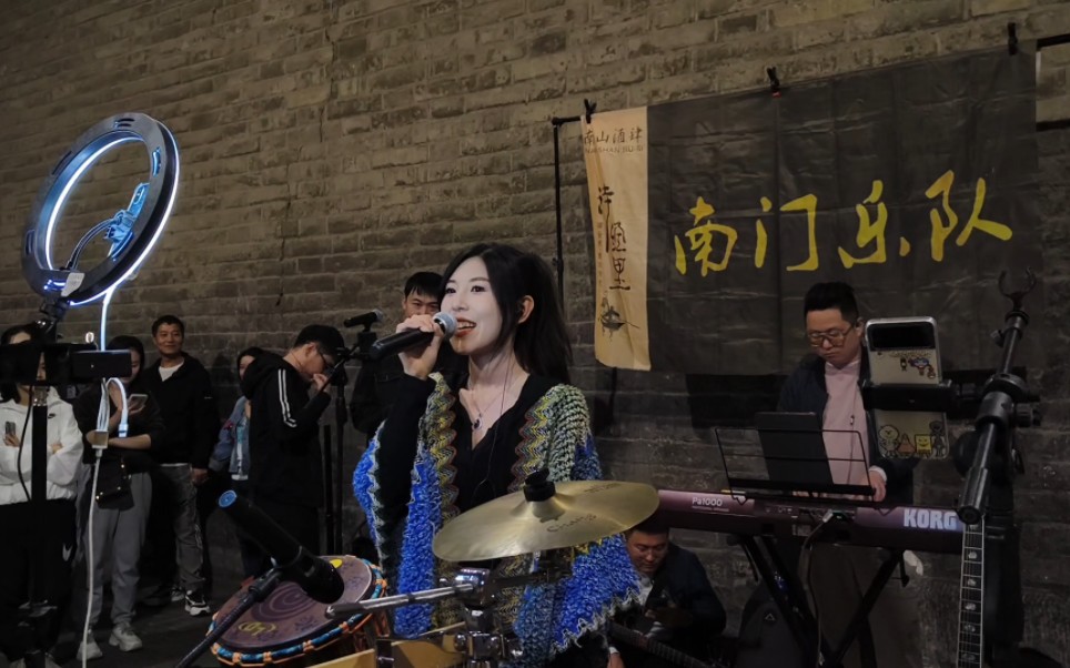 当城墙与音乐相约,西安夜间文艺范让人沉醉,南门乐队您围观过没