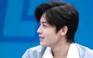 Download Video: 【侯明昊】我心目中的童颜系美少年就应该长这样，又美又男前！