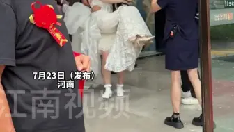 “我是妹妹 也是你的靠山”姐姐出嫁妹妹将姐姐紧紧抱在怀里 送上婚车，网友：妹妹还穿着高跟鞋 健步如飞