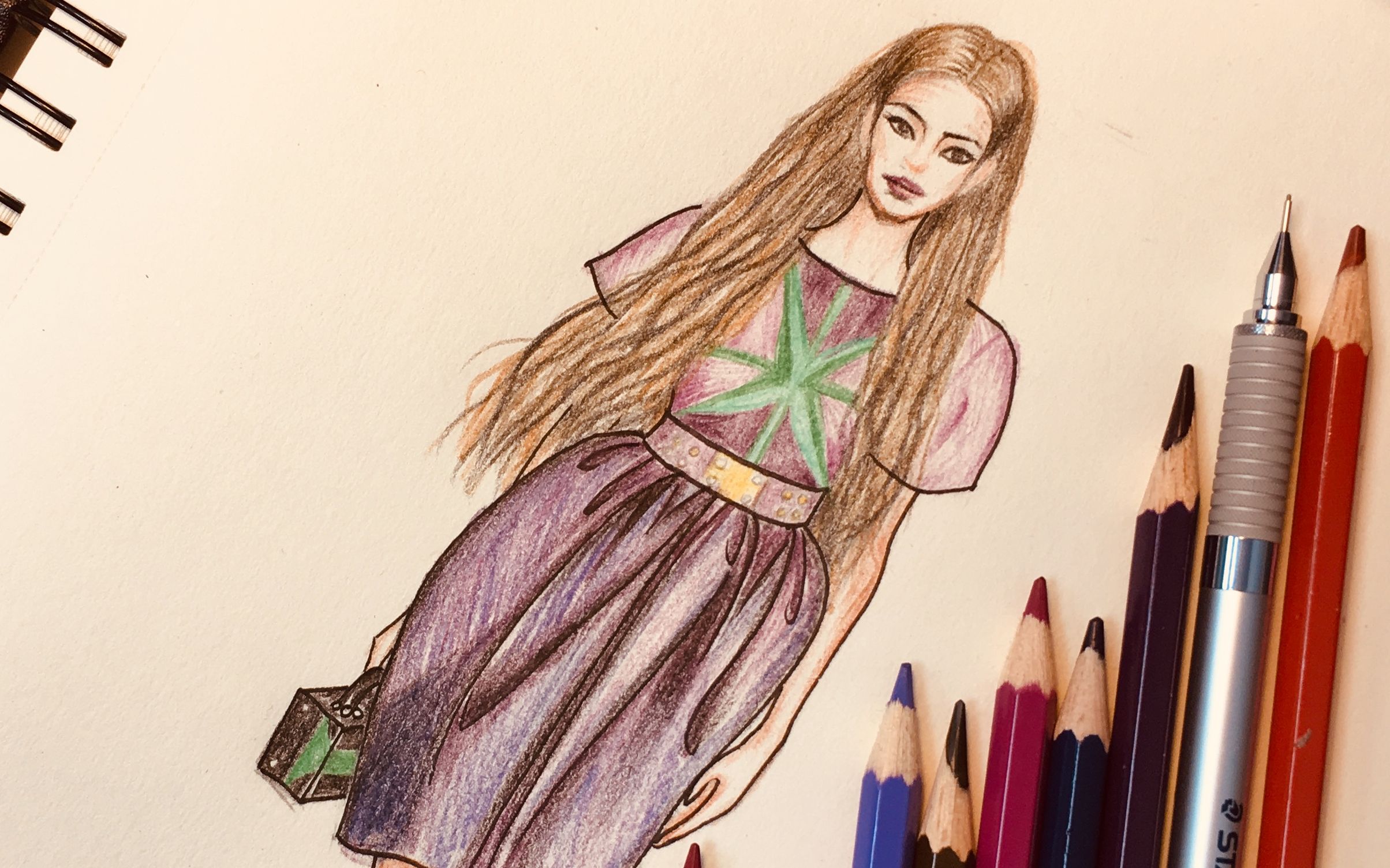 服装设计紫色连衣裙手绘彩铅效果图时装画插画紫色是服装设计中高贵的