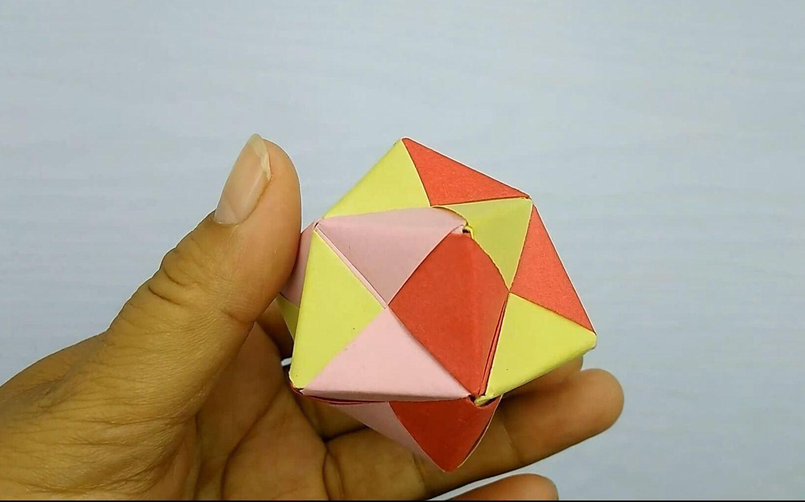 这个漂亮的纸球用了十二张正方形彩纸,看起来复杂折起来很简单_哔哩