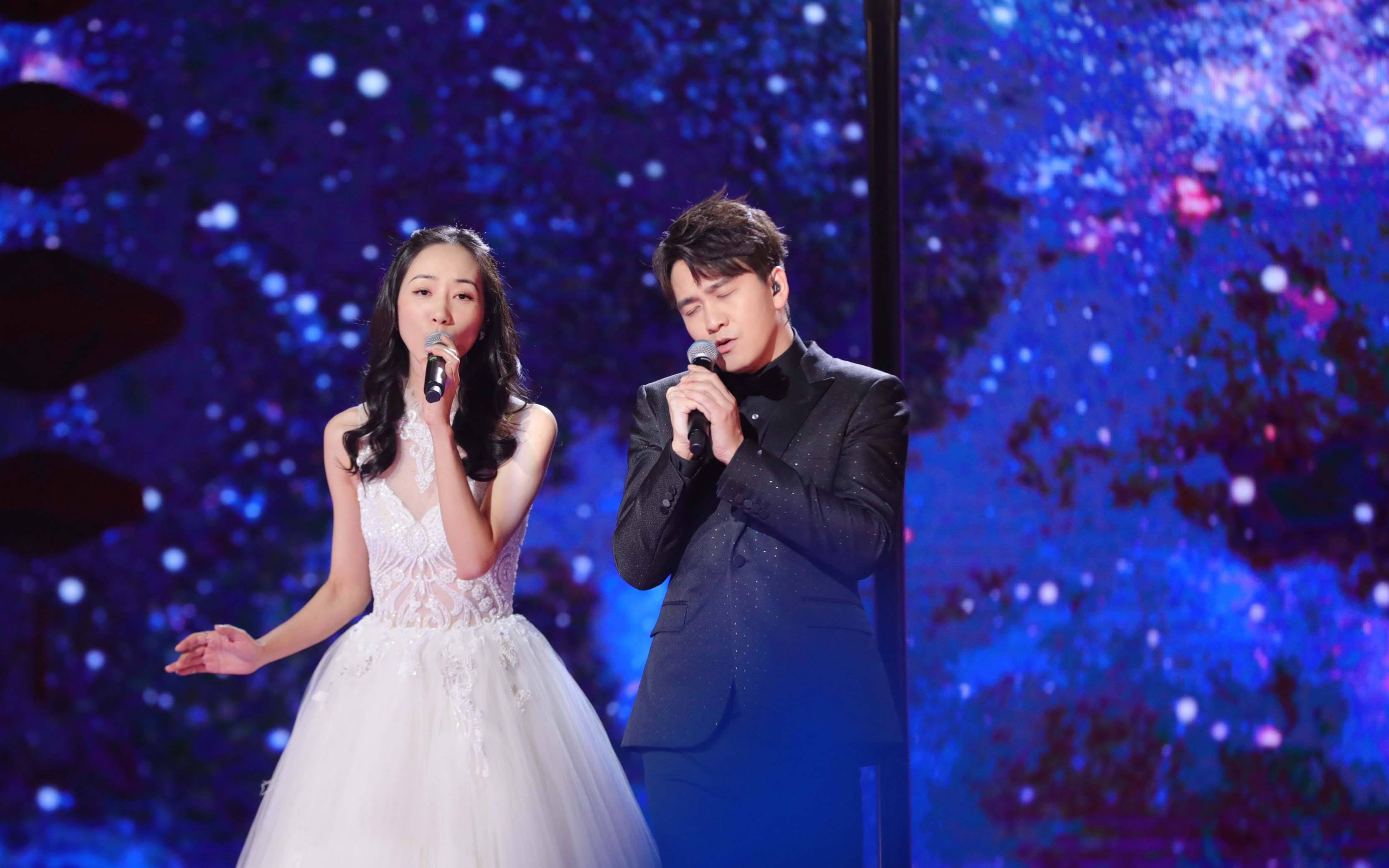 翟天临胆子太大了,竟然牵着韩雪的手合唱情歌《追光者》!