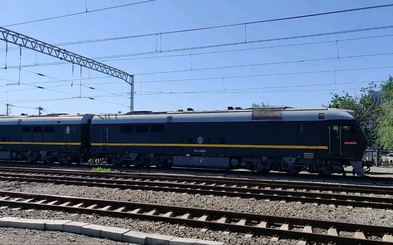 铁路随拍精选闲的蛋疼专运处df11z牵引0z225车底外放京沪线