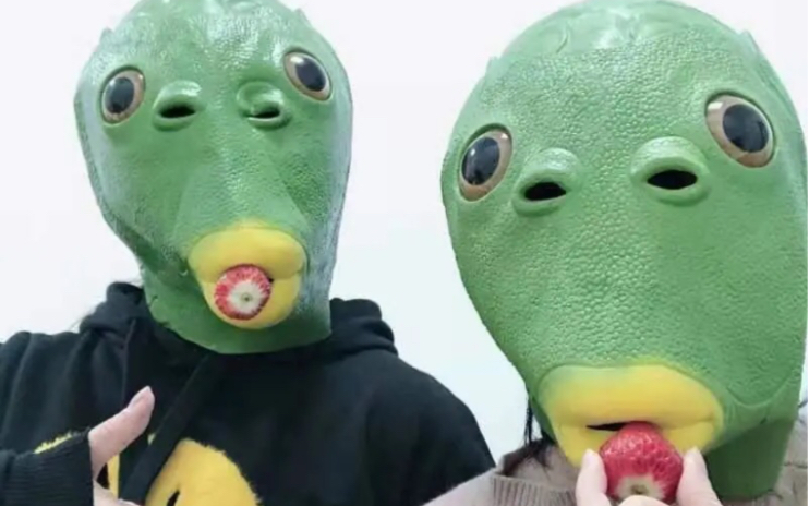 试一下戴绿头怪头套抽烟