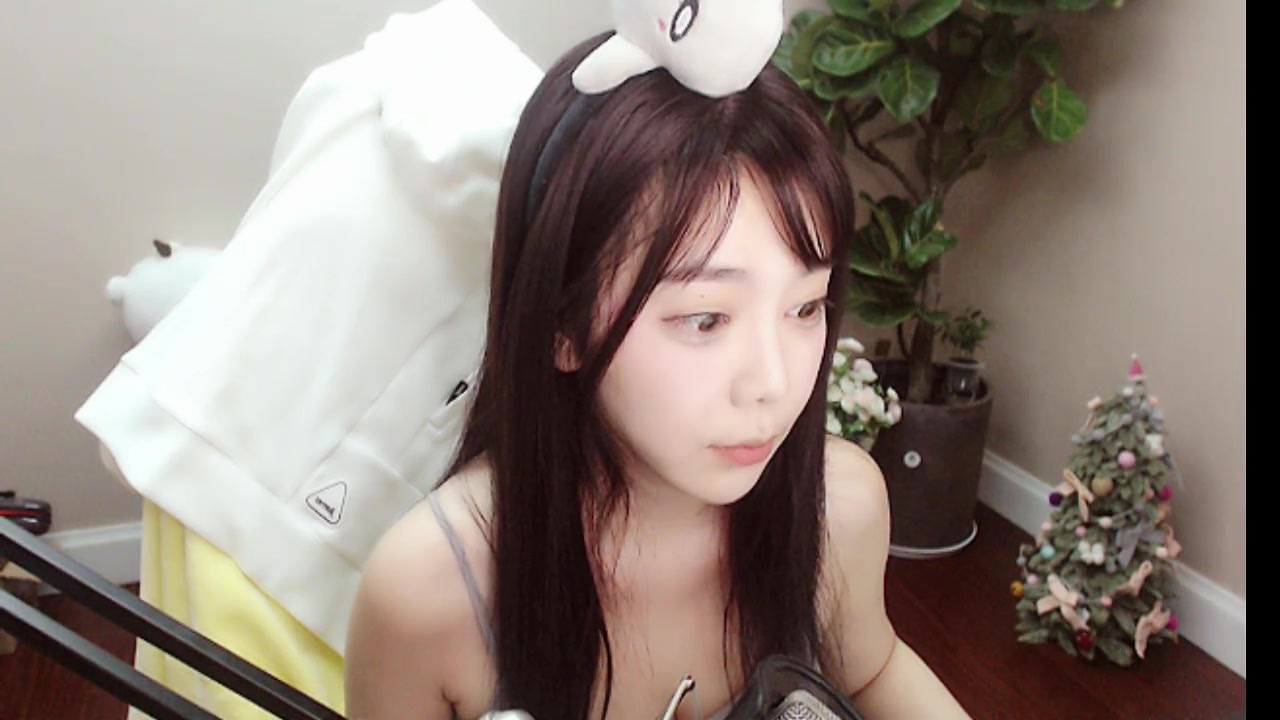 【刘飞儿faye】2017-12-23 斗鱼标题:刘飞儿 练练琴再打游戏_哔哩哔哩