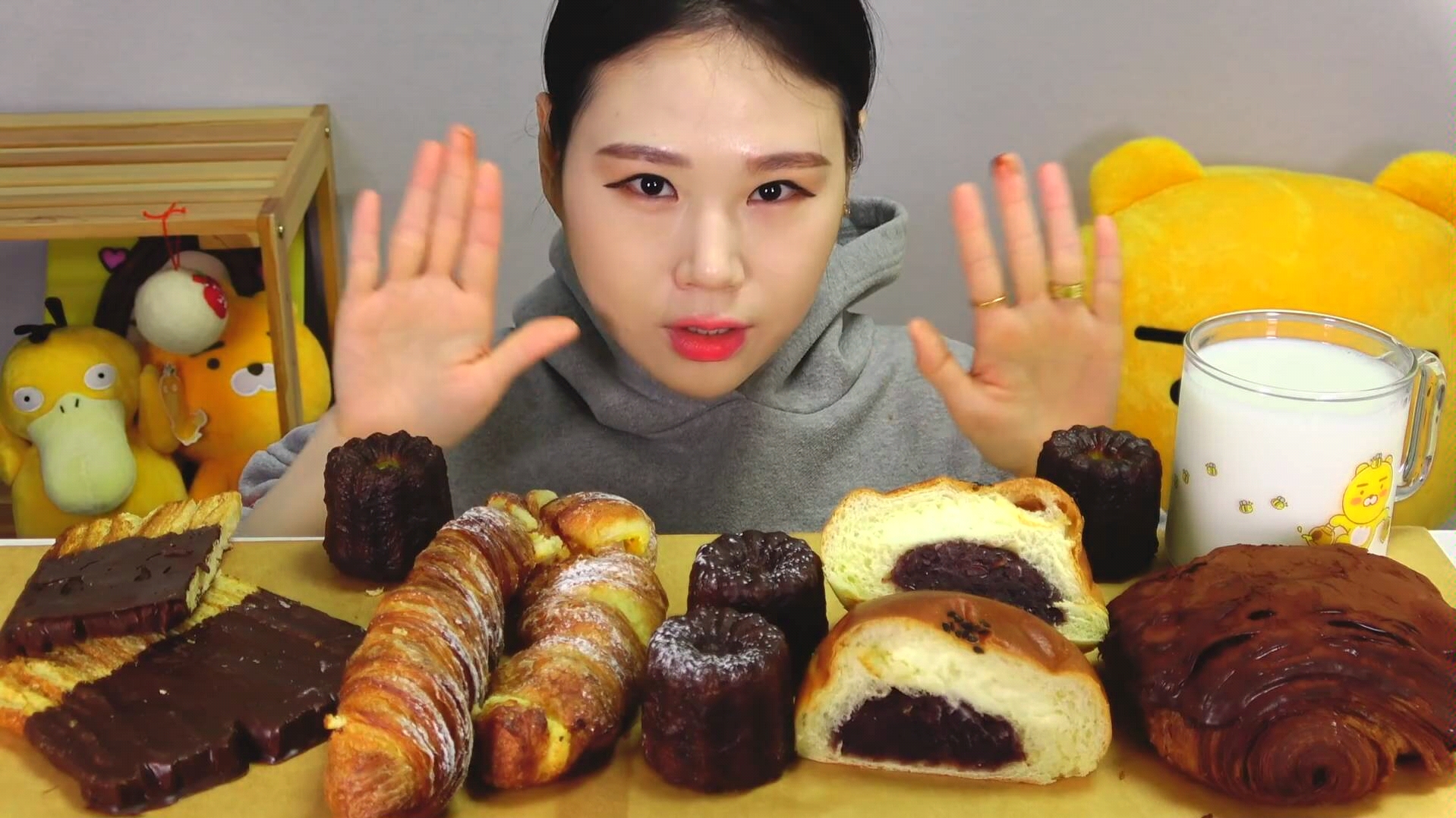 fran卡妹吃播双层奶酪脏脏的巧克力面包奶油红豆沙