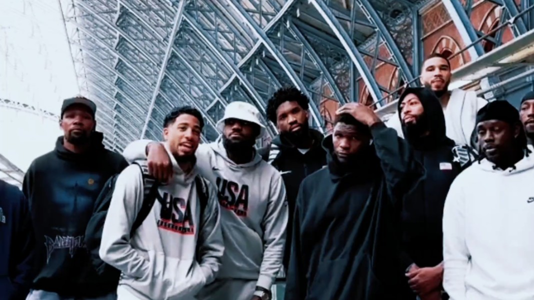 "美国男篮抵达法国,梦之队再次拍摄全家福