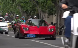 Video herunterladen: Pagani Zonda F 原声！全球限量25，今天出街上海街头真的太帅了，艺术品般的存在