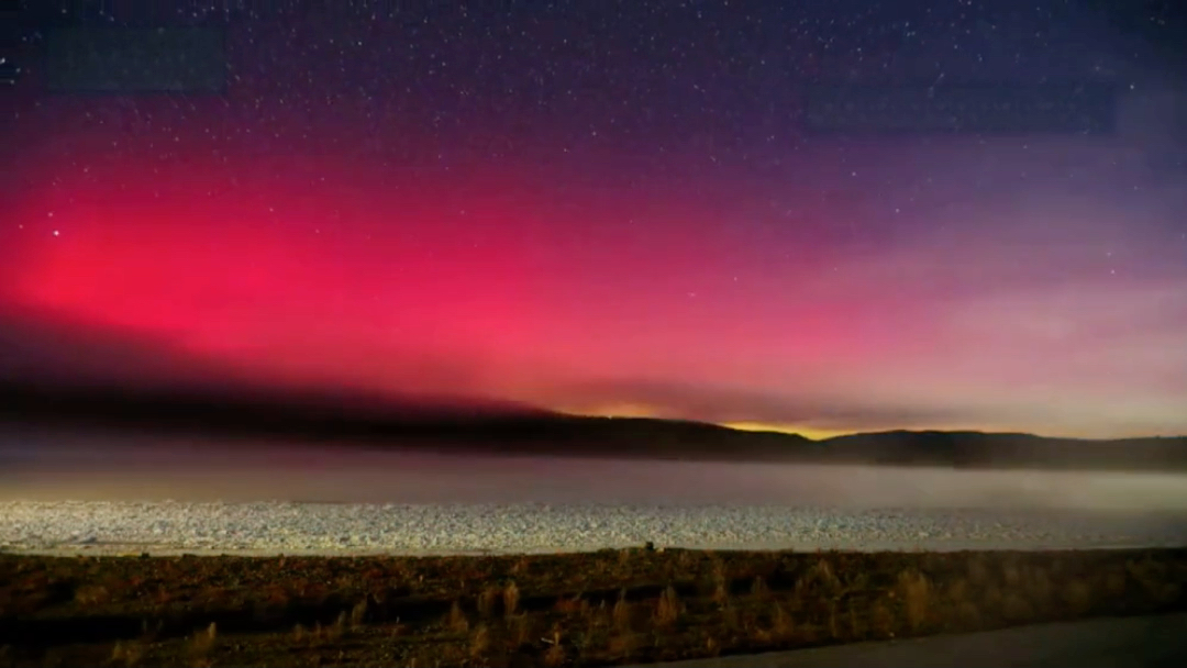 摄影师拍摄到罕见的画面:红色极光与月华月晕同时出现