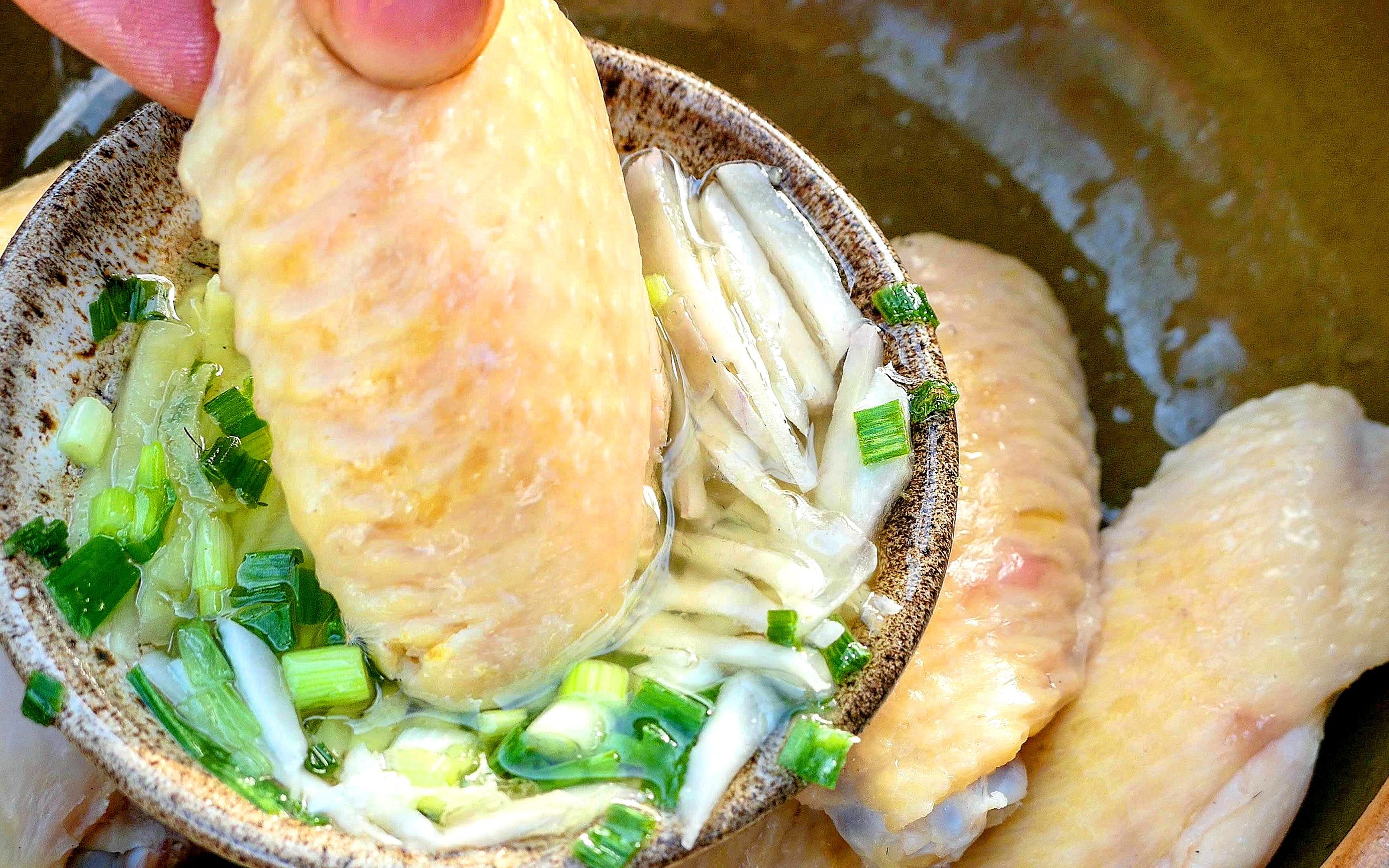 广东人过年必吃美食白切鸡翅,肉质细腻香滑,煮的时候水不能沸腾