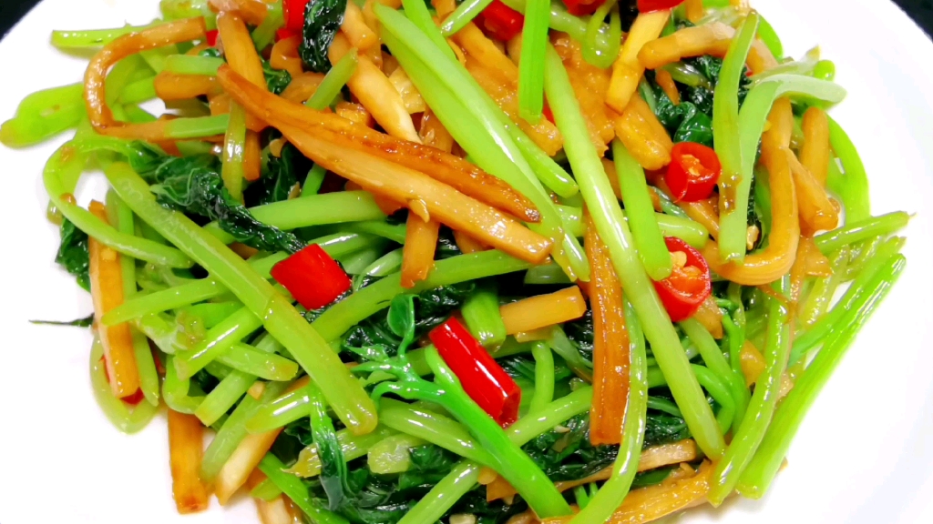 酸笋炒红薯叶这样的搭配你们吃过吗酸辣开胃口味独特快来试试吧