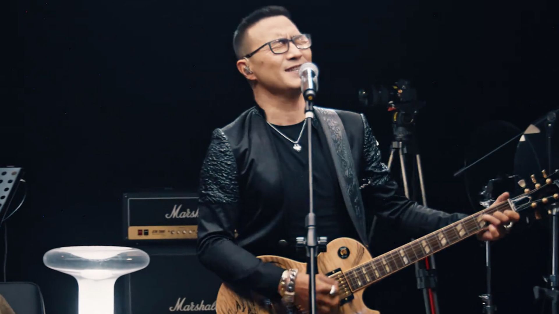 汪峰新歌被嘲模仿刀郎,评论区火速沦陷,二者对比数据相差太大