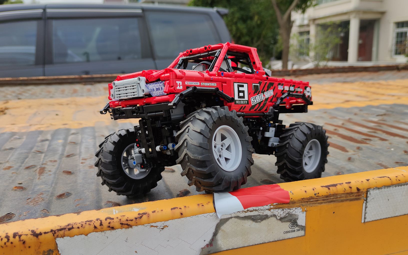 用1800片积木搭建一辆可以遥控的怪兽卡车