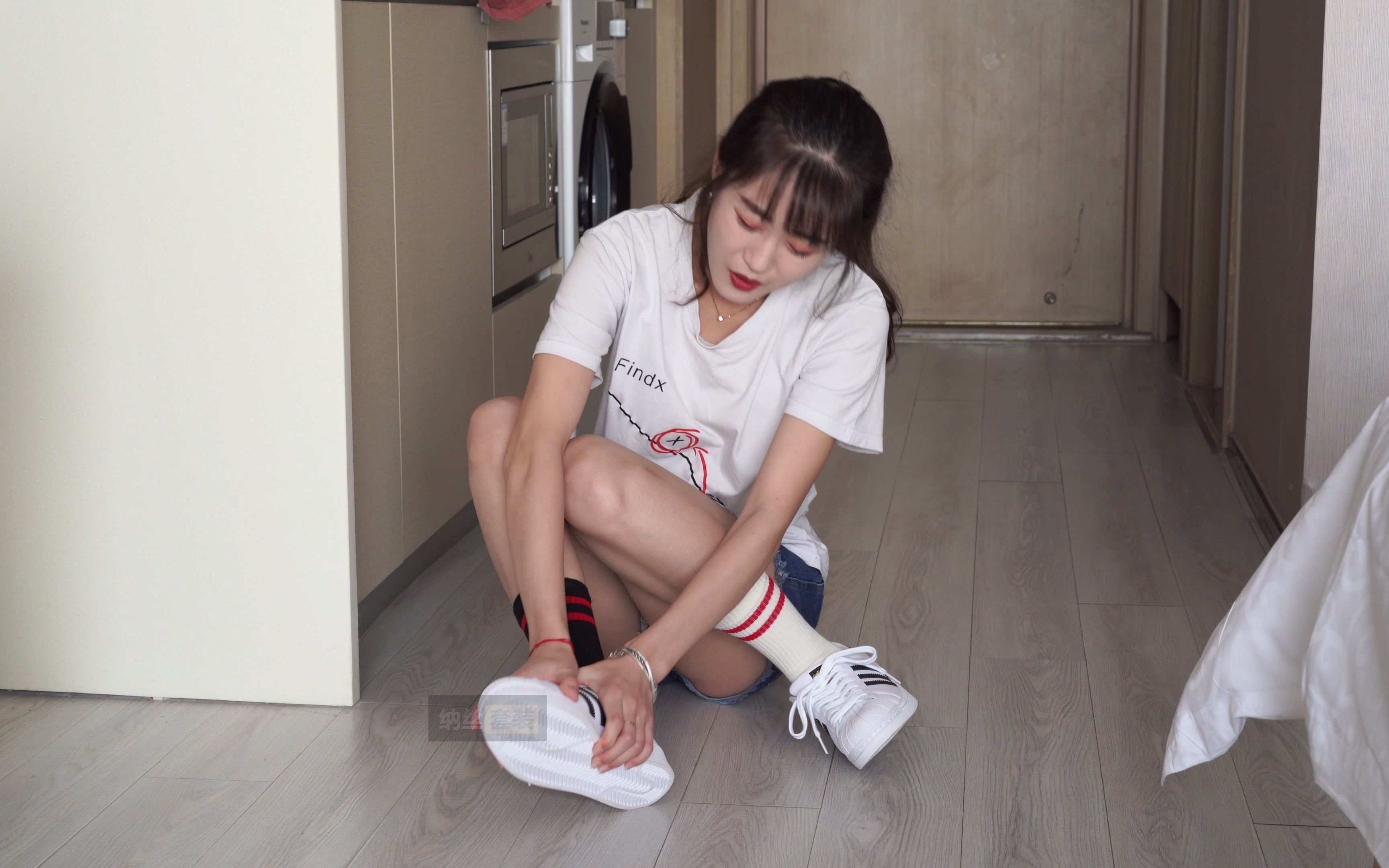 4k大学体育系美女贝壳鞋运动崴伤按摩180