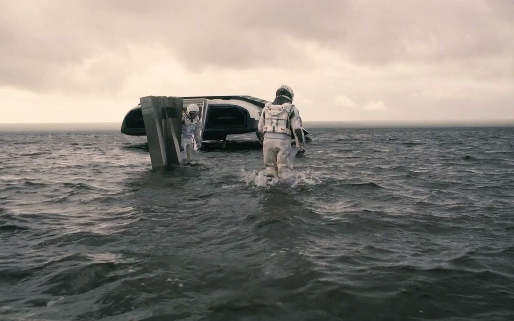 星际穿越(14)在第一颗星球遭遇海啸,飞船进水