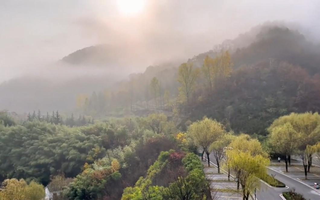 [图]一段早晨醒来 山上云雾缭绕人间仙境