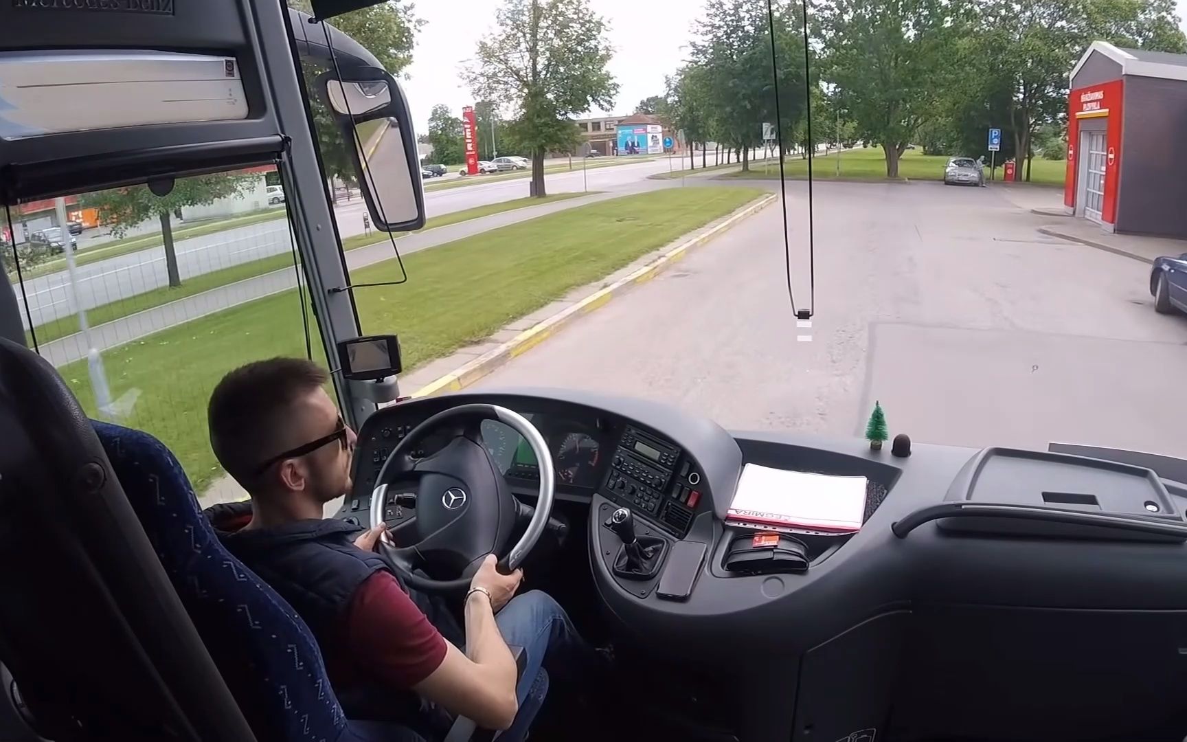 youtube上470万播放量的客车第一视角驾驶视频