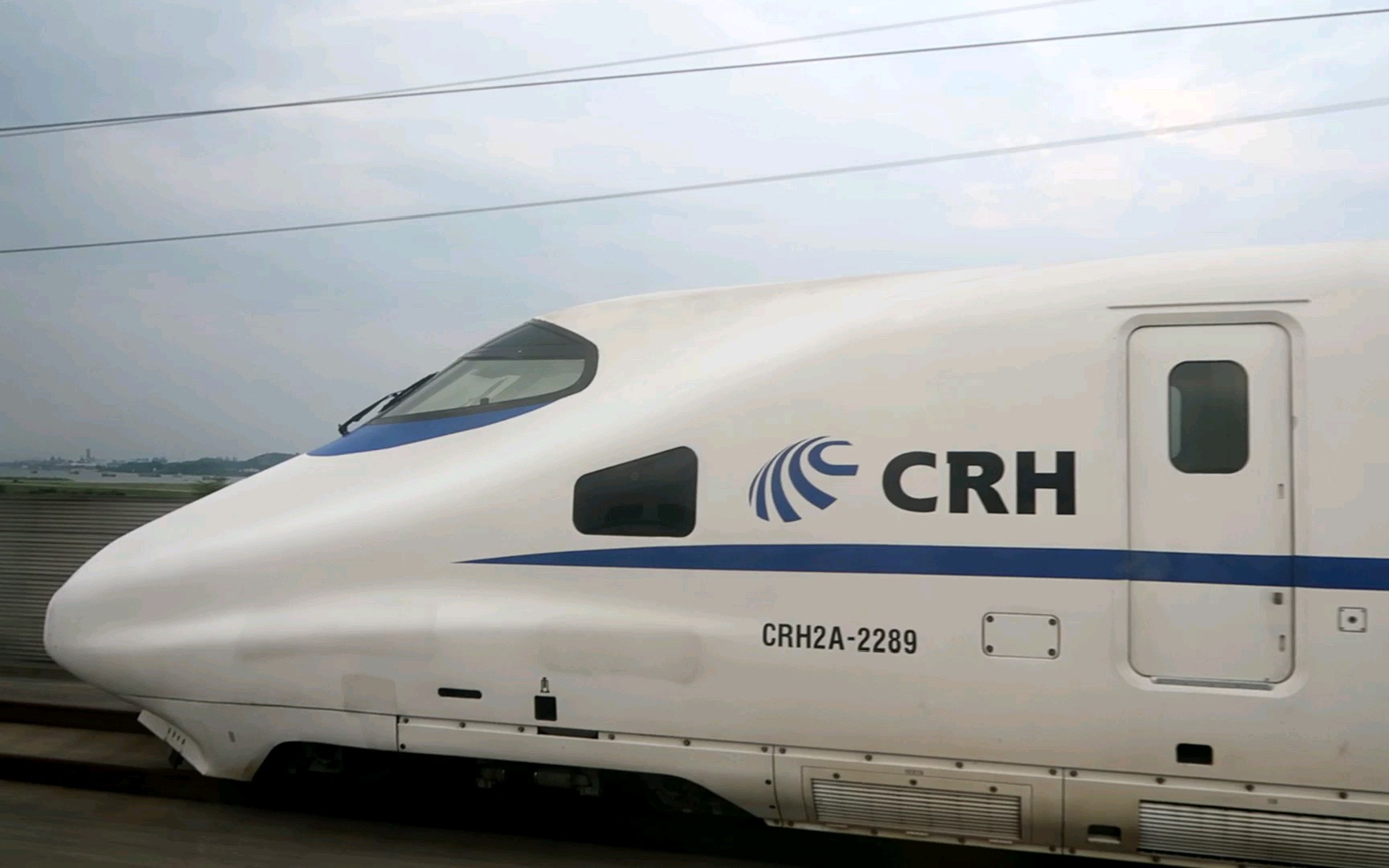 和谐号反超车,速度超快!近景!