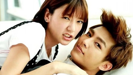 炎亚纶鬼鬼接吻 炎亚纶鬼鬼在演唱会上接吻,不过现在不会再传绯闻了.