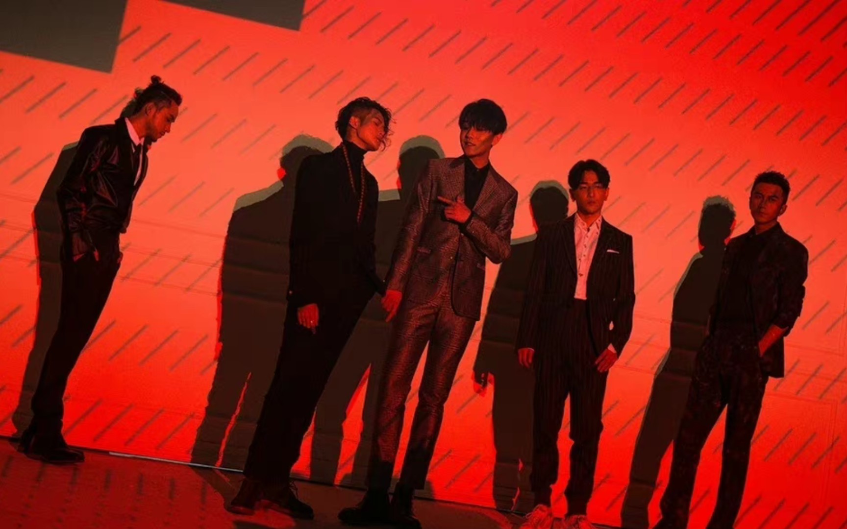 活动  【mic男团】八年前国组全开麦 音乐剧般的男团舞台 mic《宿醉》