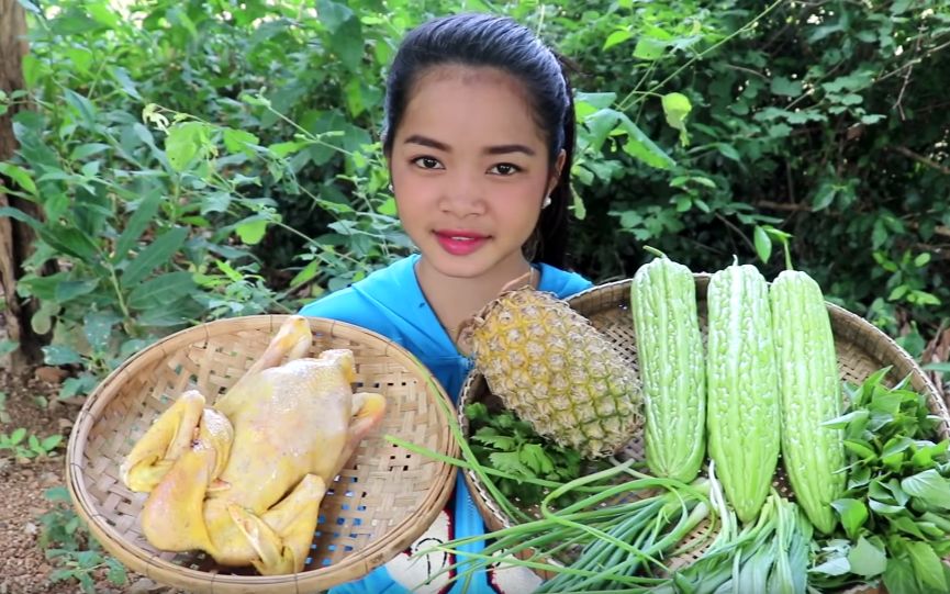 【柬埔寨乡村美食】美妞妹妹来做苦瓜菠萝鸡汤啦