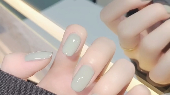 单色显白美甲色号:c083灰绿色