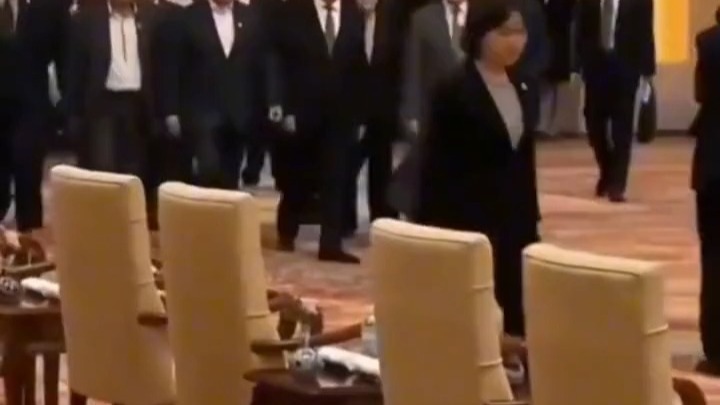 全体起立！大国风范！