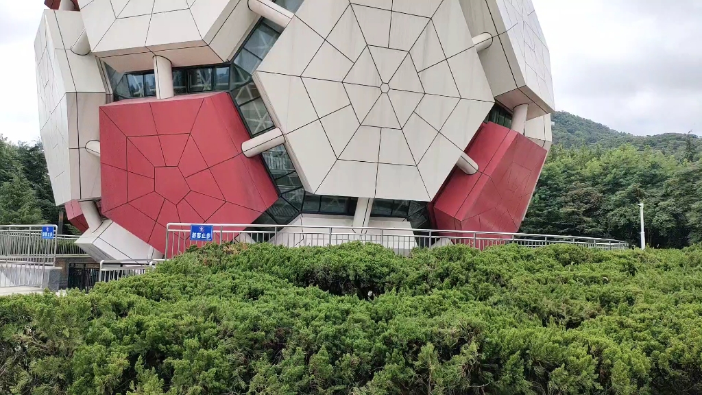 大连劳动公园大足球回来了,要建成园林展览馆