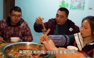 Download Video: 桃子姐和包立春逛完街回家，做一盆特辣钵钵鸡，一家人吃起真温暖