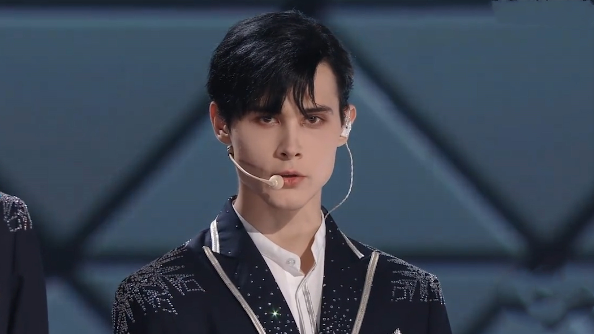 利路修成团夜不走寻常路,煽情环节一语惊人,满脸都