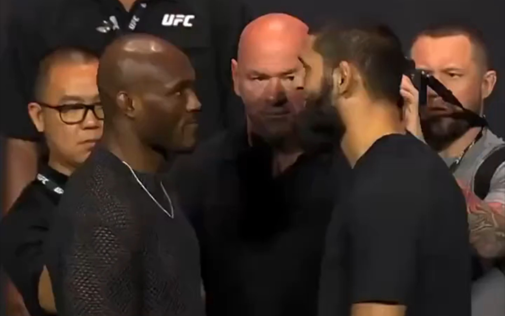 ufc294 "尼日利亚噩梦"乌斯曼vs"阿联酋狼王"奇马耶夫 赛前发布会对视