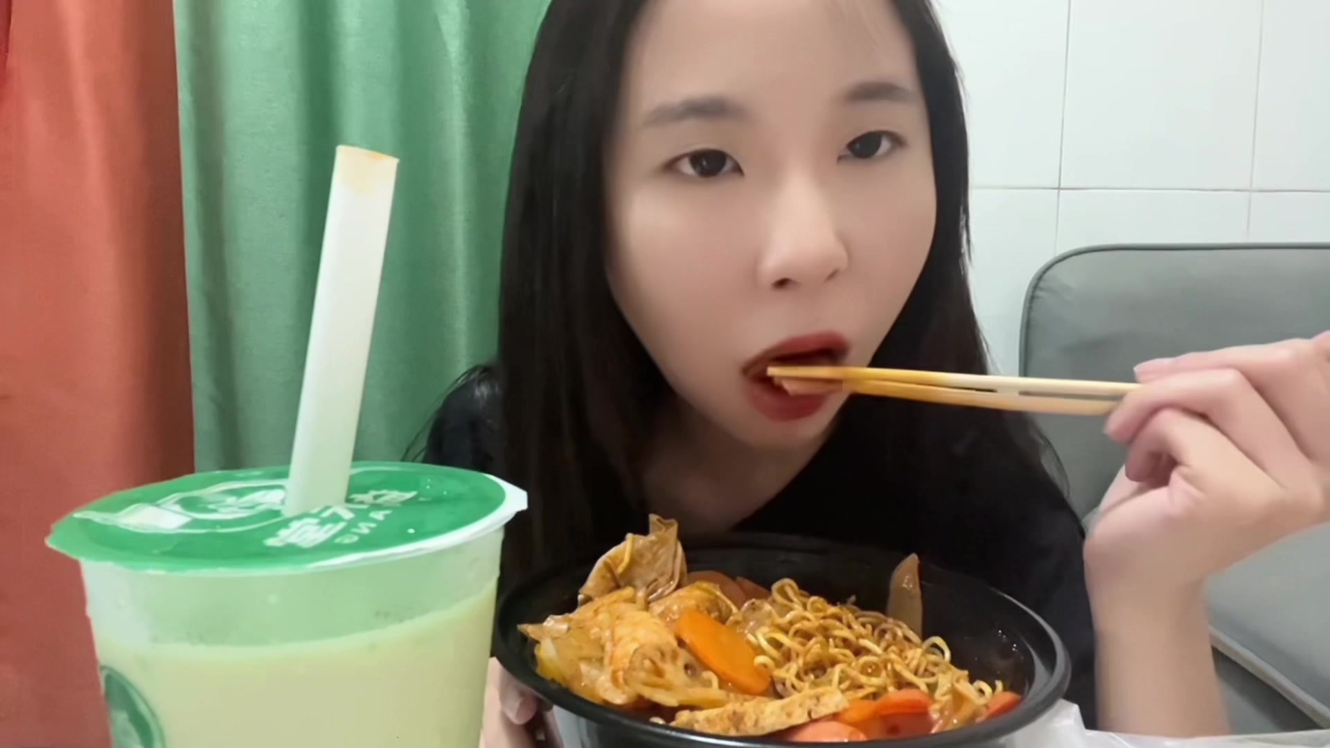 饿了来碗 销魂麻辣香锅!配上冰冰凉凉奶茶.