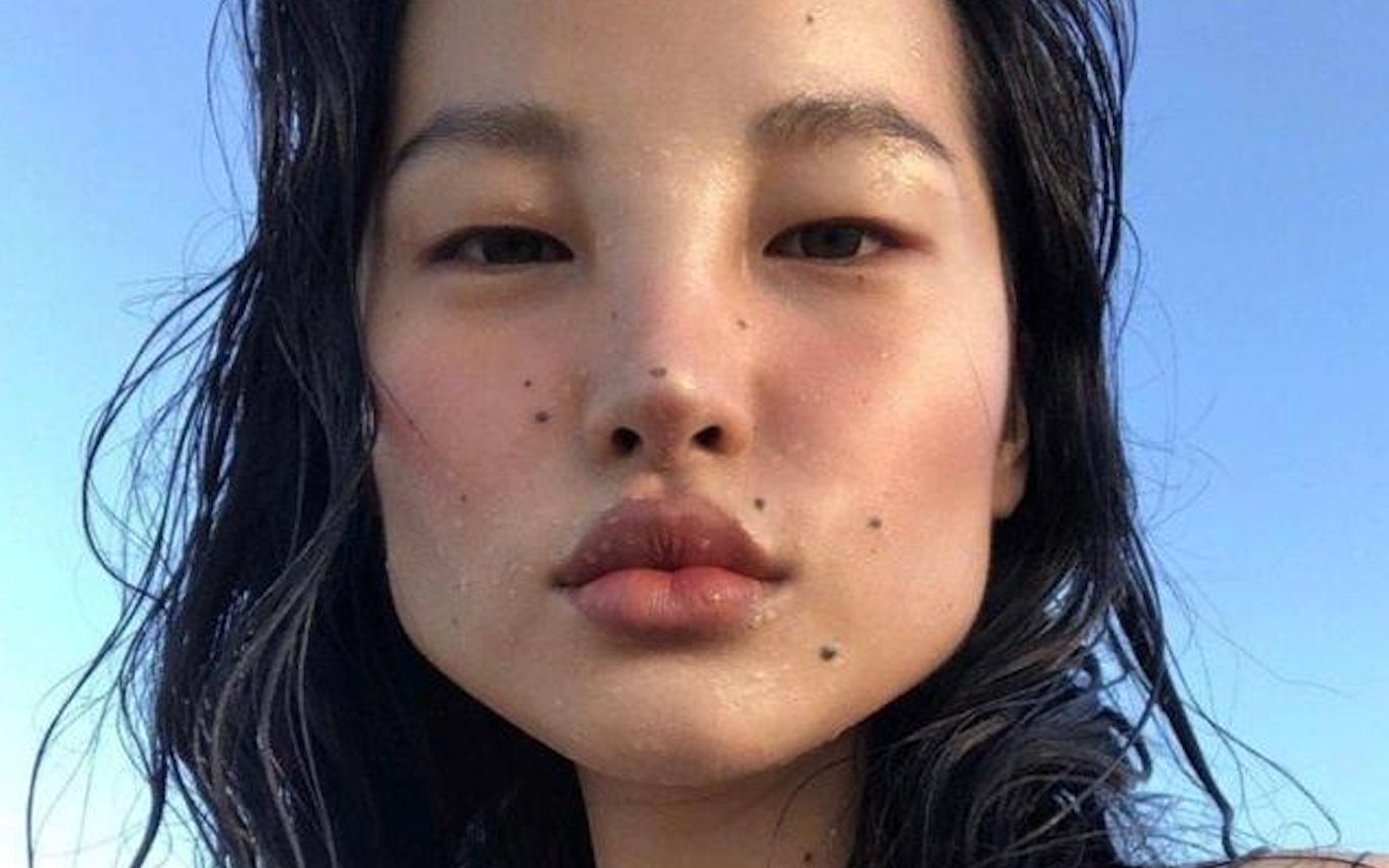 "真人阿凡达"成时尚界宠儿,满脸痣香肠嘴,被赞极致的美引争议_哔哩