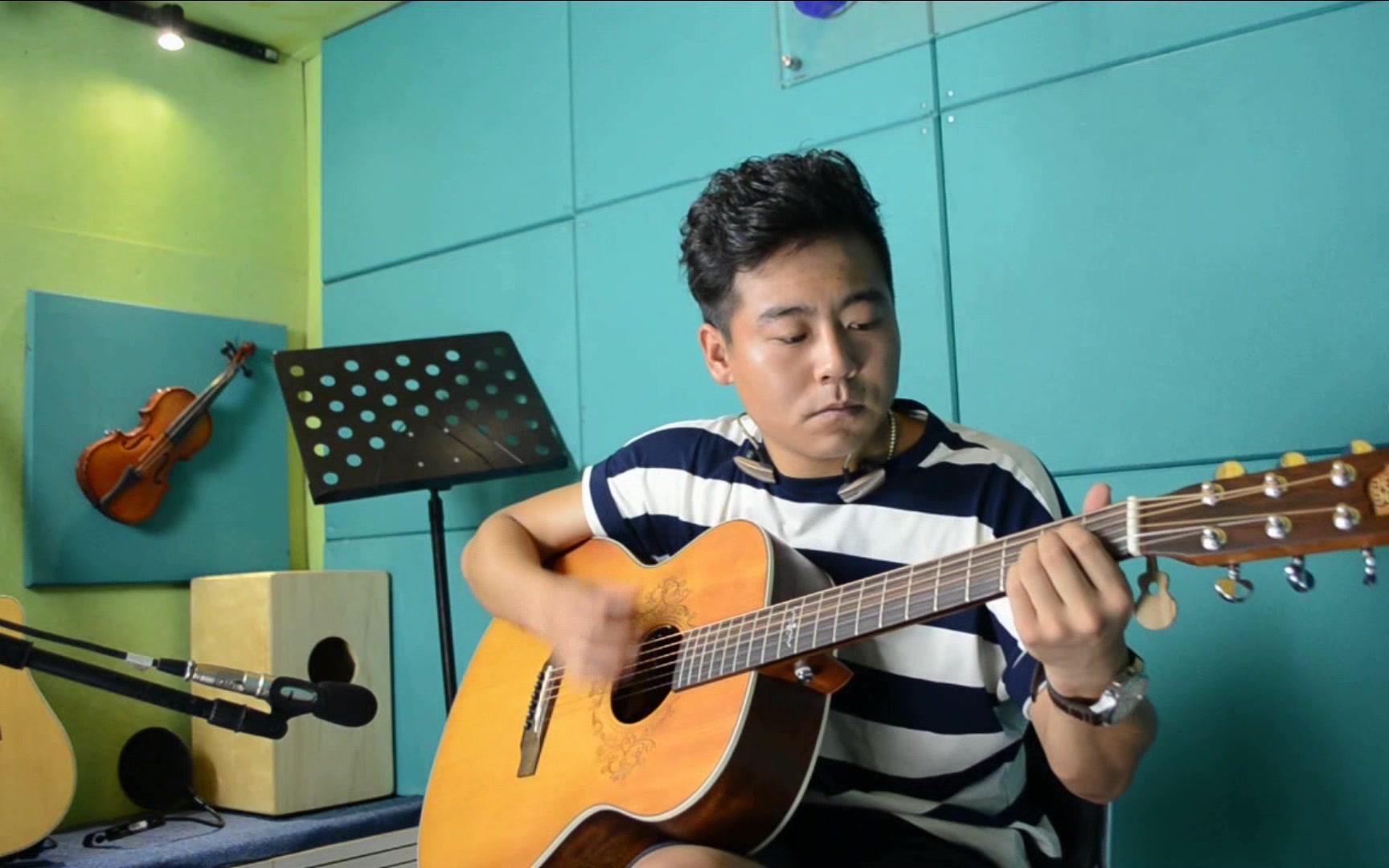 帅气小哥吉他弹奏堪称六指琴魔
