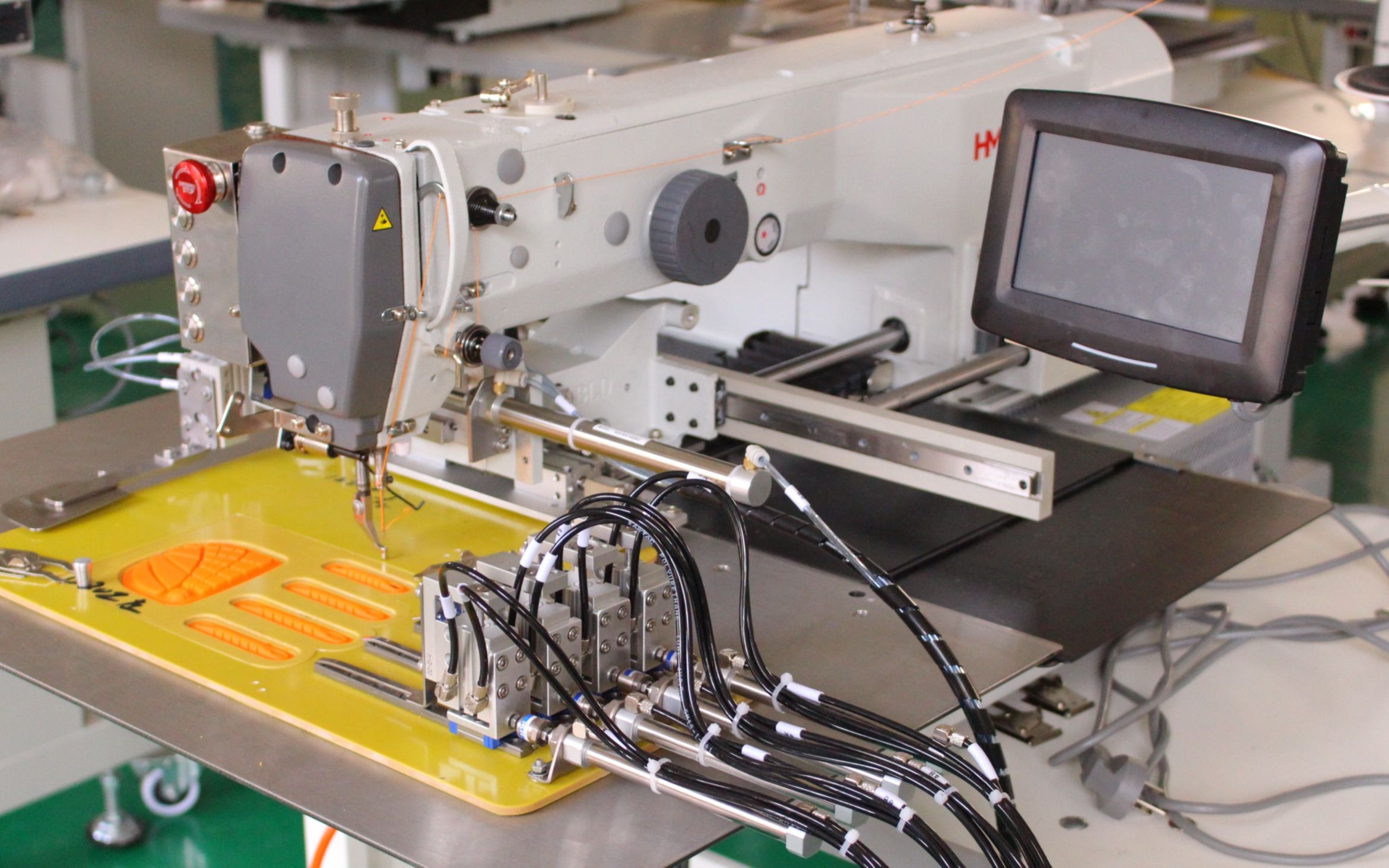 自动化缝纫机生产线图片