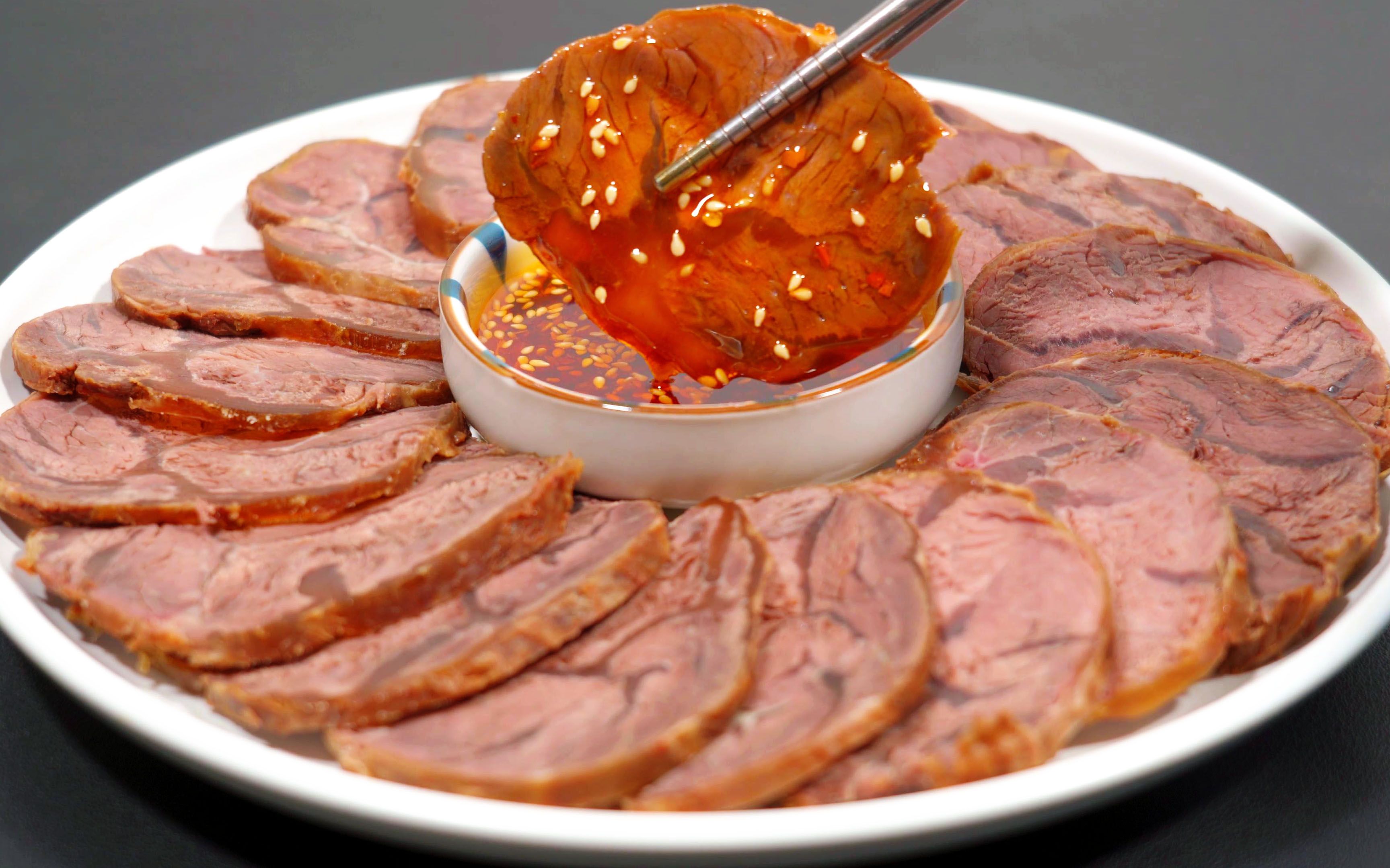 酱牛肉不要下锅焯水,用秘制复合酱油浸泡一晚,酱香浓郁劲道入味