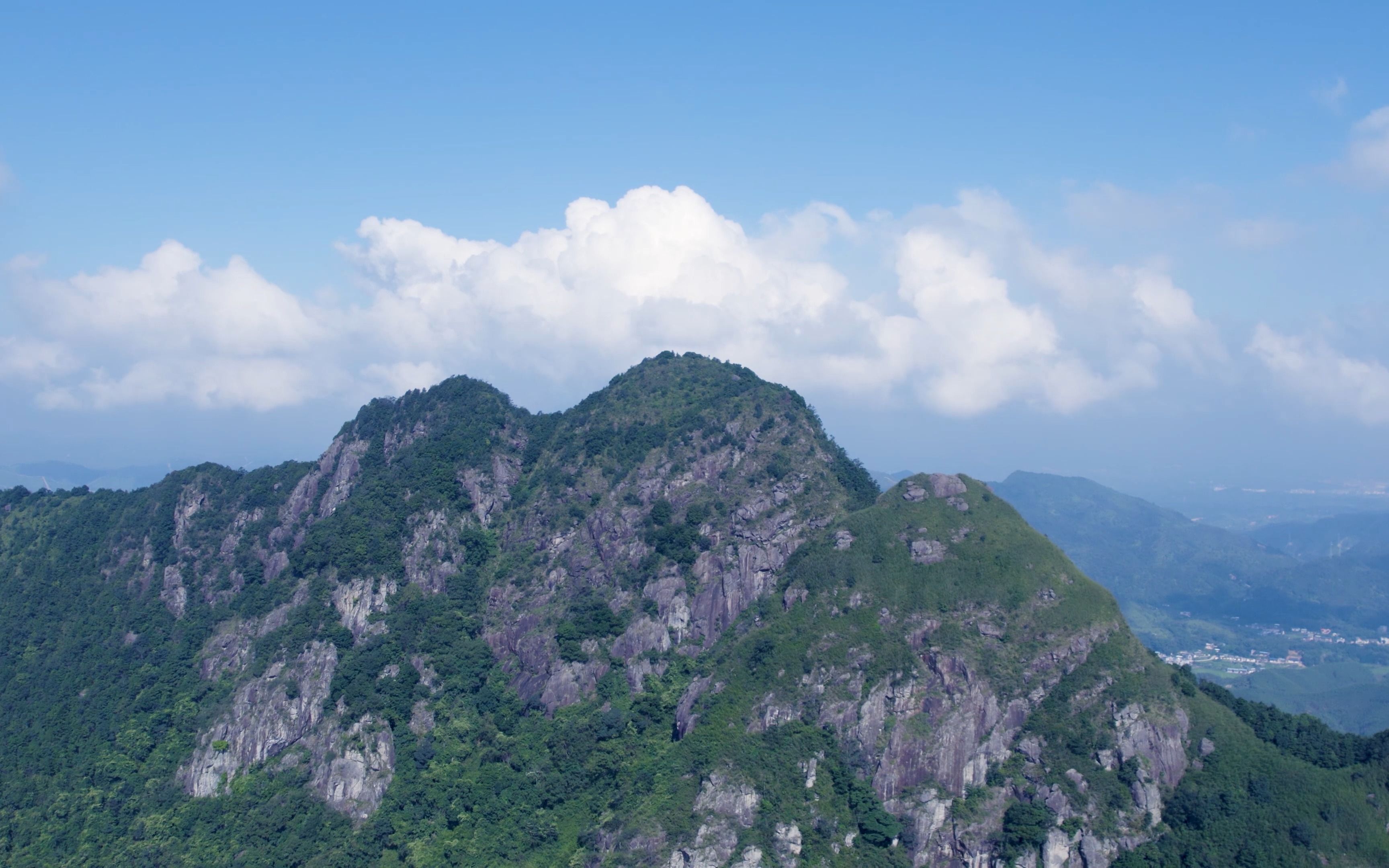 航拍丰顺县建桥三枝嶂,山顶的风景,让你一饱眼福