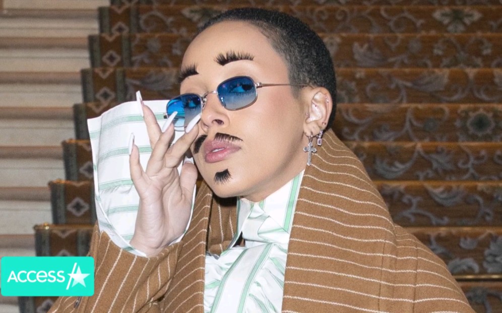 doja cat 巴黎时装周上八字胡,长眉毛造型引人注目