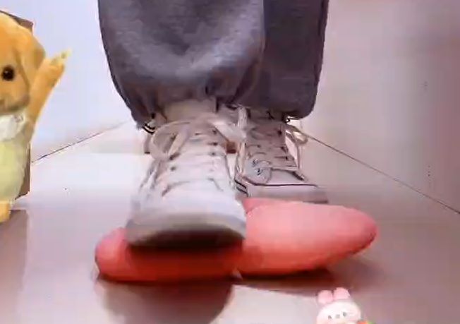 帆布鞋踩娃娃