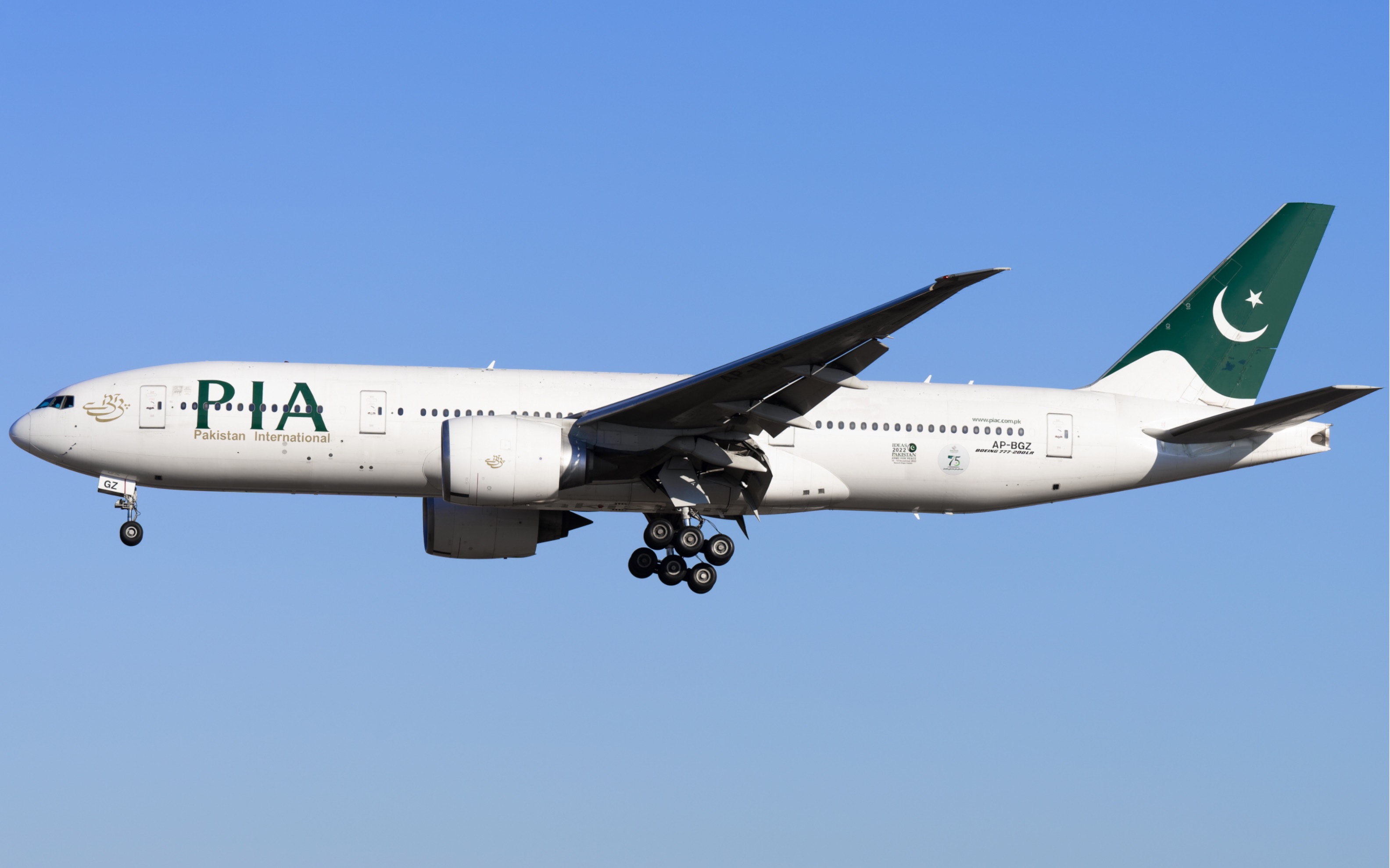 巴基斯坦航空少见的777-200lr 75周年小彩绘 落地首都机场01