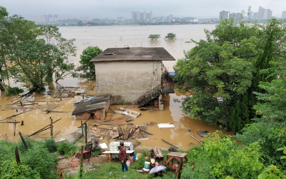 实拍江西:吉安市发洪水了,水太大了,已经把我家房子淹了