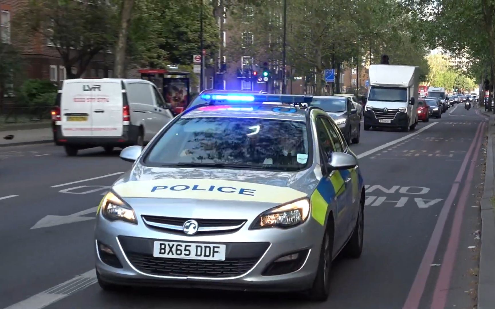 古老的沃克斯豪尔astra tourer警车出警