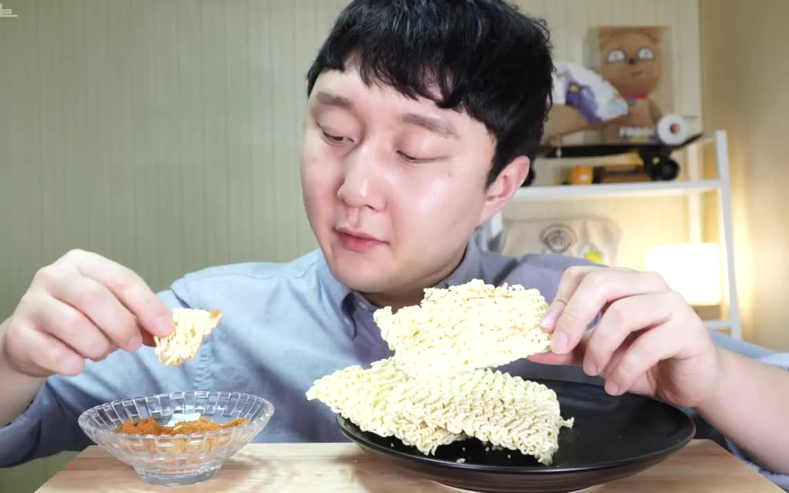屋塔房小哥asmr eating sound 5篇_哔哩哔哩 (゜-゜)つロ 干杯~-bili