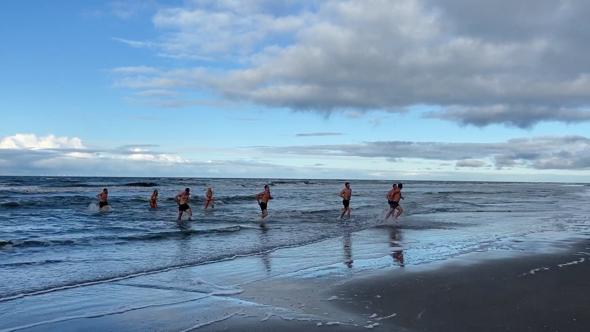 荷兰庆祝新年的方式~~~元旦跳海啊!