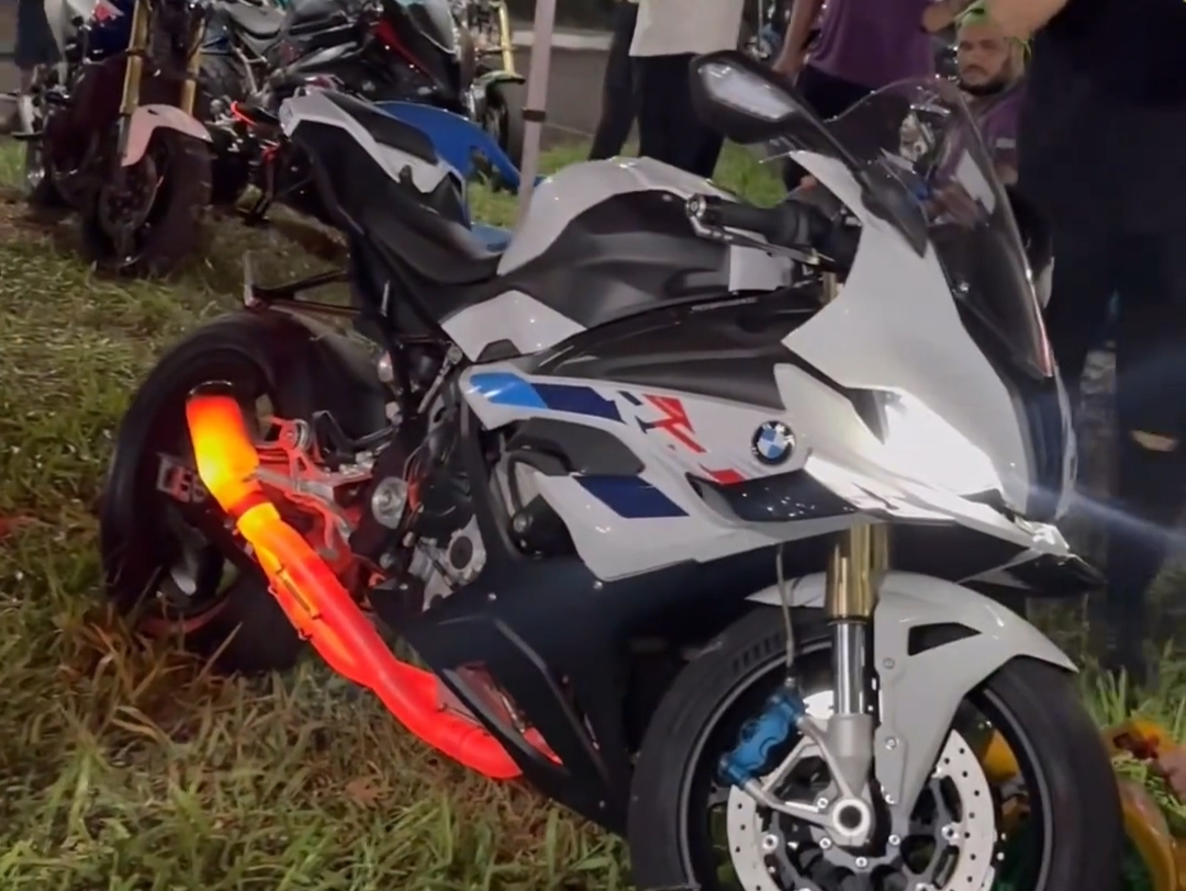 你心心想念的女神在有钱人手里的样子 宝马s1000rr