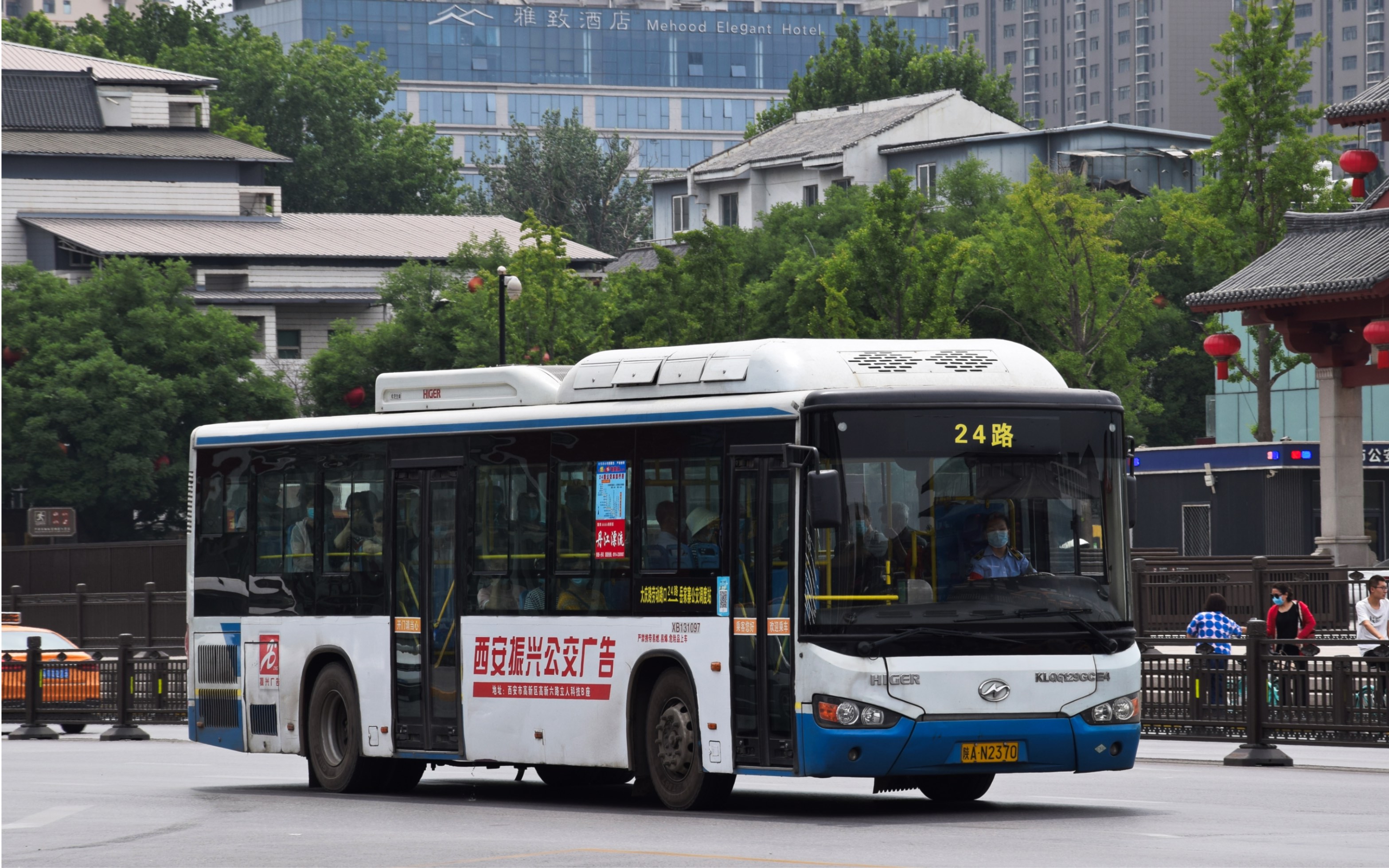 24路klq6129gce4进岳家寨公交枢纽站场站_哔哩哔哩_bilibili