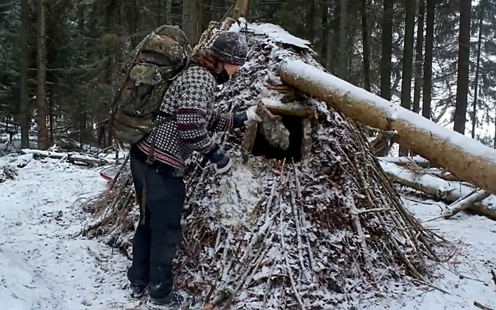 冰天雪地寒风呼啸,躲在我的庇护所里避寒,偶尔出来冬泳还挺酸爽哔哩哔哩bilibili